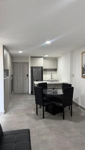 a living room with a table and chairs and a kitchen at Ideal departamento en Catehua, Monterrey in Monterrey
