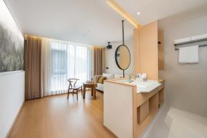 Φωτογραφία από το άλμπουμ του Shambhala Hotel of Zhangjiajie σε Xinglong +70 φωτογραφίες