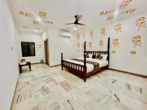 Un dormitorio con una cama y un techo. en Serendipity Desert Dunes Luxury Resort By Royal Empire, en Jaisalmer