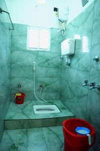 ein Badezimmer mit Dusche und Toilette und einem Fenster in der Unterkunft Entire 2bhk Premium Home - Kumbha Nivas Homestay in Kumbakonam