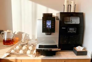 広州市にある漫点 Moodlink Hotel at Taikoo Hui, Tianhe Sports Centerのテーブルの上に置かれたコーヒーメーカー +28枚の写真