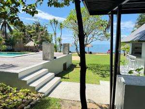 uitzicht op het strand vanuit het huis bij villa inspiration in Ko Chang