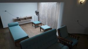 特里凡得琅Spacious & Serene 4BHK Hilltop Villa的有两把椅子和一张沙发的客厅