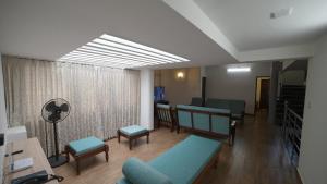 特里凡得琅Spacious & Serene 4BHK Hilltop Villa的一间配有沙发、桌椅的病房