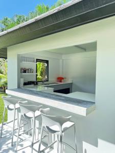 een open keuken met krukken aan een aanrecht in een huis bij villa inspiration in Ko Chang