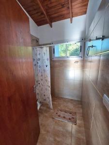 Villa Los MolinosBosquemolinos的带淋浴和浴帘的浴室