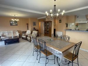 un salon avec une table et des chaises de salle à manger dans l'établissement Appartement T3 rez-de-jardin, proche port Crouesty, wifi, parking - FR-1-775-39, à Arzon