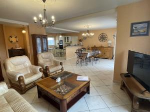 un salon avec un canapé et une table dans l'établissement Appartement T3 rez-de-jardin, proche port Crouesty, wifi, parking - FR-1-775-39, à Arzon