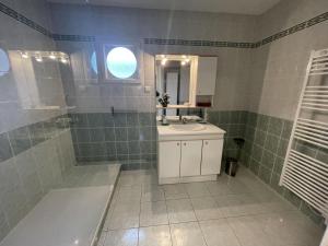 une salle de bain avec un lavabo et un miroir dans l'établissement Appartement T3 rez-de-jardin, proche port Crouesty, wifi, parking - FR-1-775-39, à Arzon 12 autres photos