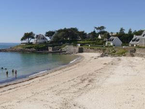 des personnes marchant dans l'eau sur une plage dans l'établissement Appartement T3 rez-de-jardin, proche port Crouesty, wifi, parking - FR-1-775-39, à Arzon