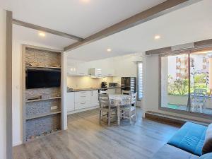 ein Wohnzimmer mit Küche und Esszimmer in der Unterkunft Appartement T3 duplex avec terrasse à Vieux-Boucau - FR-1-857-10 in Vieux-Boucau-les-Bains