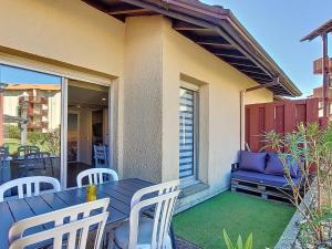 eine Terrasse mit einem Tisch, Stühlen und einer Bank in der Unterkunft Appartement T3 duplex avec terrasse à Vieux-Boucau - FR-1-857-10 in Vieux-Boucau-les-Bains