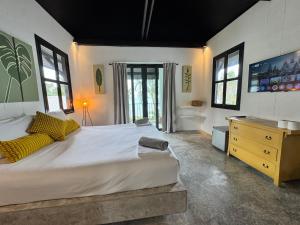 een grote slaapkamer met een groot bed en een dressoir bij villa inspiration in Ko Chang