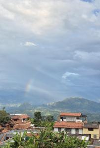 TámesisにあるApartment in Tamesisの山を背景にした一群の建物