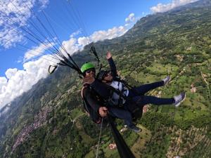 two people are riding on a parachute at Apartment in Tamesis in Támesis