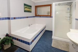 Koupelna v ubytování Clifftops - oceanfront retreat in Oakura Beach