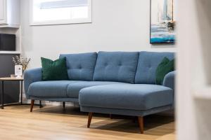 Posezení v ubytování Urban Haven: 2BR/2BA+Office, Kitchen, Dining