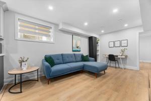 Posezení v ubytování Urban Haven: 2BR/2BA+Office, Kitchen, Dining