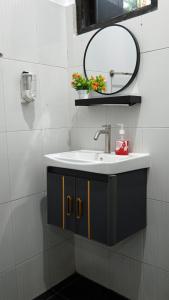 プラヤにあるWave House Gerupuk South Lombokの洗面台と鏡のあるバスルーム