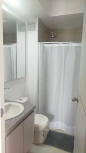 un bagno con wc, lavandino e doccia di Moderno Apartamento con Aire Acondicionado - WIFI - Piscina - Aqualina Green - 6 Huéspedes a Girardot Altre 30 foto