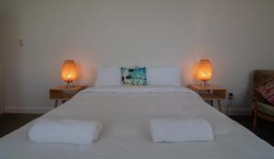 Voodi või voodid majutusasutuse Bungalow Eight - 1930s charm near Pukekura Park toas