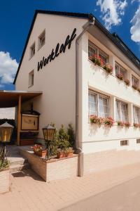 Un edificio blanco con un cartel al costado. en WerkLoft Neckarsulm, en Neckarsulm