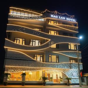 Un gran edificio con luces por la noche. en HAO LAN LUXURY Hotel, en Bắc Quang