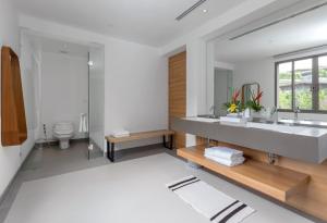 Ένα μπάνιο στο Tropical Castle Villa +16 φωτογραφίες