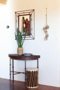 une table avec un miroir et une plante sur elle dans l'établissement Casa de Alfarero - Hot Tub - EV Charger - Gas Grill - Mountain Views, à Arroyo Hondo