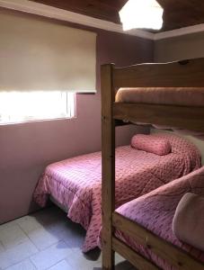 ein Schlafzimmer mit zwei Etagenbetten und einem Fenster in der Unterkunft Casa alquiler in Ostende