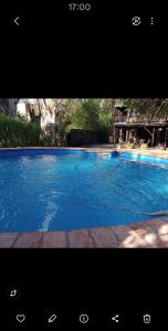 ein großes Schwimmbecken mit blauem Wasser in der Unterkunft Maschwitz casa del agua in Maquinista Savio