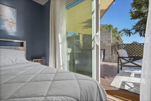 Postel nebo postele na pokoji v ubytování Darling 2 bedroom 1 bathroom Highland Park Home with Jacuzzi and View