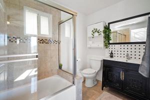 Koupelna v ubytování Darling 2 bedroom 1 bathroom Highland Park Home with Jacuzzi and View + 48 fotografií