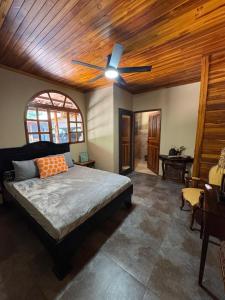 Ένα ή περισσότερα κρεβάτια σε δωμάτιο στο Private Wellness Home Sauna, Jacuzzi &Cold Plunge