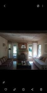 ein Wohnzimmer mit Couch und Kamin in der Unterkunft Maschwitz casa del agua in Maquinista Savio