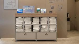 um carrinho cheio de muitas toalhas brancas em Toyoko Inn Kochi em Kochi