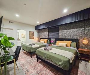 ein Schlafzimmer mit zwei Betten und einer Couch in der Unterkunft Forty First Place - Boutique Hostel in Los Angeles