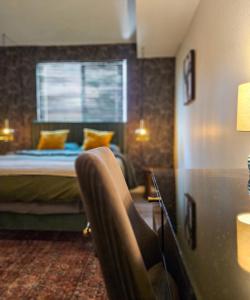 ein Hotelzimmer mit einem Bett und einem Stuhl in der Unterkunft Forty First Place - Boutique Hostel in Los Angeles + 15 Fotos