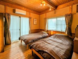 Postel nebo postele na pokoji v ubytování Lantern Cottage Izukogen