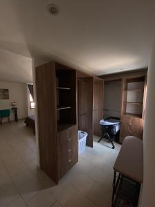 a living room with a couch and a table at Moderno depa con todas las comodidades en Juriquilla, Queretaro in Juriquilla