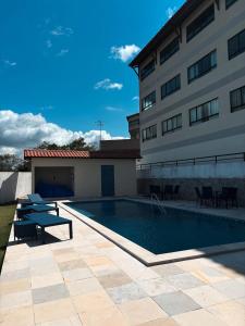 Apartamento luxo e novo com vista em Gravatá في غرافاتا: حمام سباحة أمام مبنى