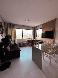 Apartamento luxo e novo com vista em Gravatá في غرافاتا: غرفة معيشة بها أريكة وطاولة +40 صورة