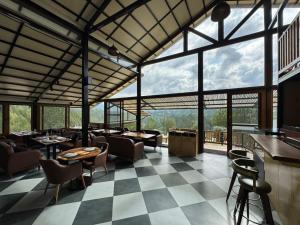een restaurant met een geruite vloer en tafels en stoelen bij Villa Himalayan Trove in Jāmb