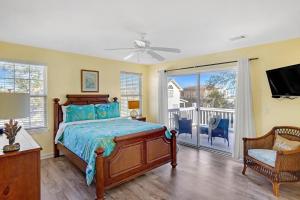 Postel nebo postele na pokoji v ubytování Tybee Tides 510A