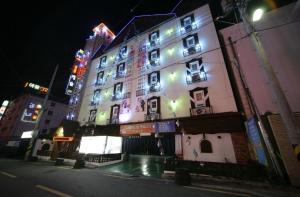 um grande edifício com luzes acesas à noite em Jeonju Castle em Jeonju