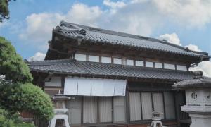 un edificio de estilo asiático con una cortina blanca. en えにしの宿 市原 一棟貸切 最大6名 BBQ ev充電可, en Ichihara