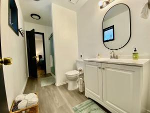 Koupelna v ubytování Urban Estates - Peak Haven - Stay Explore Belong