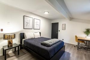 Postel nebo postele na pokoji v ubytování Urban Estates - Peak Haven - Stay Explore Belong