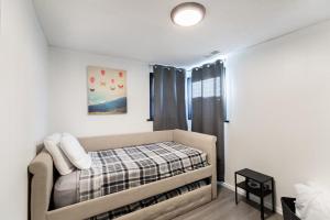 Postel nebo postele na pokoji v ubytování Urban Estates - Peak Haven - Stay Explore Belong