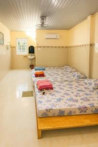 Postel nebo postele na pokoji v ubytování Khách Sạn Thúy Oanh Tây Ninh